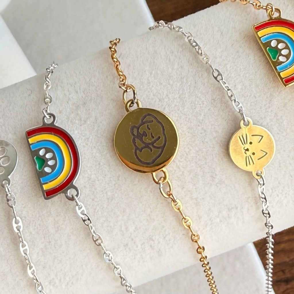 Round Engravable Charm Bracelet in Gold
